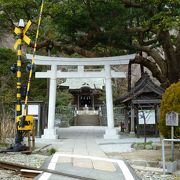 静かな時が流れる小さな神社