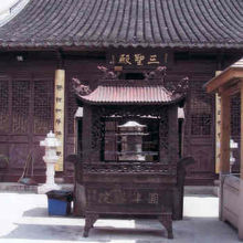 大殿の前にまず三聖殿に詣でる。