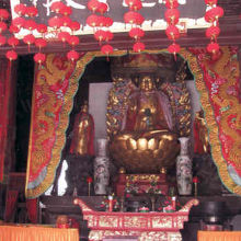 金色の観音像は、左手に玉の瓶を持っている。