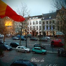 窓辺から見るグランサブロン広場