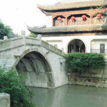 匯龍潭への入口の前にある石橋。