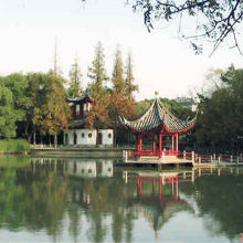 孔廟の入口前から見た池の中の東屋。