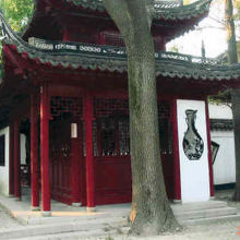 公園東側にある怡安堂は、清代（１８８６年）に建てられた