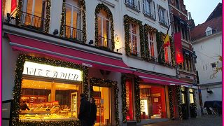 ブリュッセルの朝飯は、美しい広場にある王室御用達のWittamerで美味しいクロワッサンを♪