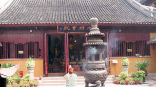 豫園商場の中にある小さな禅院。