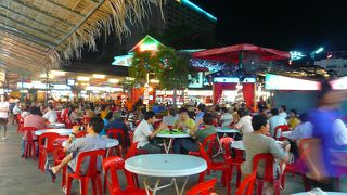 屋台街というよりビアガーデンみたい