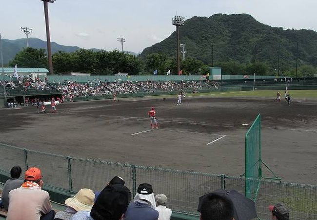 信濃グランセローズの試合が見れます。後方に走る電車はなんと・・・