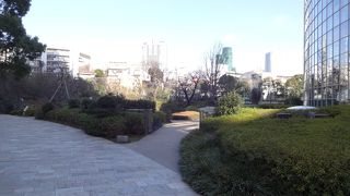 大都会の中の回遊式日本庭園。