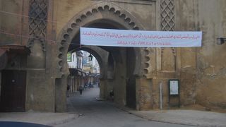 旧市街へのにぎやかな通りへ