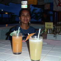 オープンバーのスタッフ＆カクテル