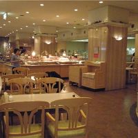 朝食会場です。とにかく広いし食事の種類もたくさんでした。