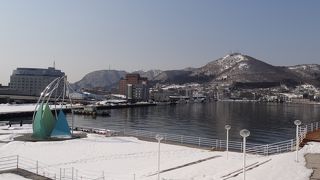 摩周丸前の広場、事件発生？