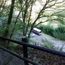 結構な高低差を下ります