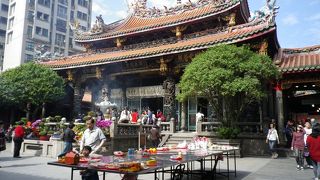 数ある台北のお寺の中でも見応えがあるお寺です。