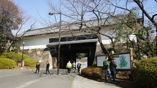 北の丸公園から靖国神社方面へ抜ける場所
