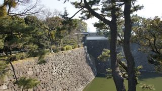 大手門、平川門と並んで、皇居東御苑へ出入りできる三つの門の一つです
