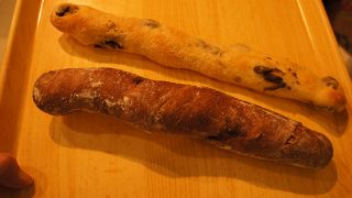 お店は、フランスパンの専門店といった品ぞろえ