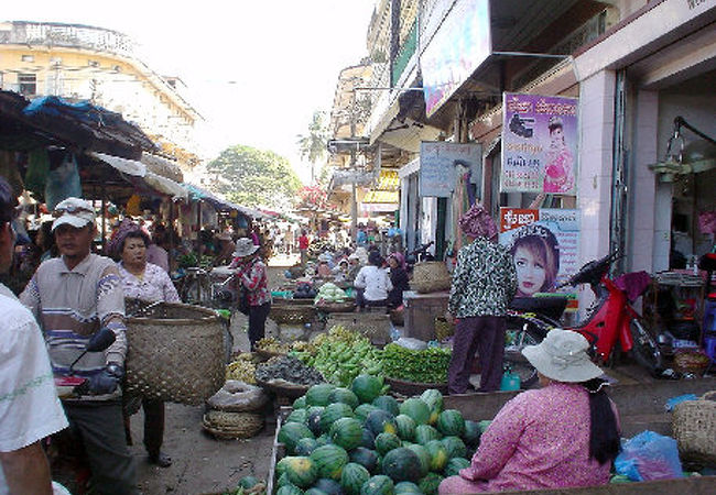 メコン沿い、ラオス国境近くの町、クラチエの市場