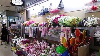 カバンを預けなければいけませんが、買い物しやすいです。