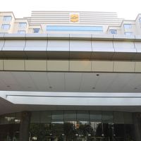 シャングリラのホテルロゴのついた玄関