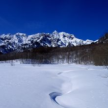 1時間かからずに鏡池へ、ここから池ノ上を歩きます。