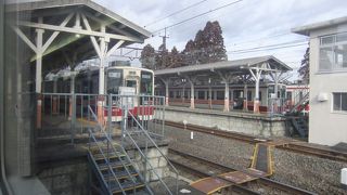 鬼怒川方面との分岐駅です。