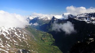 夏でも雪が残る風景