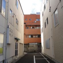 路地裏のようなところに建ってます