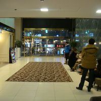 いつもお迎え待ちのひとが居るロビー。w