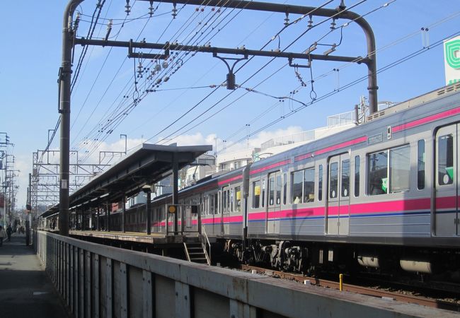 島式ホーム1面2線の地上駅