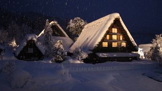 豪雪の中での白川郷ライトアップ