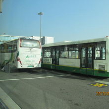 飛行機まではバスで移動です。
