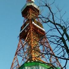 北の街にそびえる札幌テレビ塔♪
