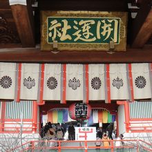 門の向こうは33段の女性の階段です