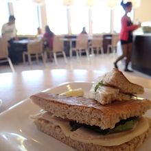 表面こんがり。うまい。ターキー・パニーニ（7.95ドル）