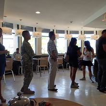 次から次と。軍人さんも並んでます。