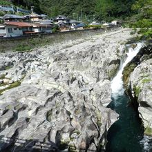 「滝の拝」全景