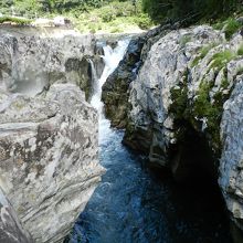 間近から見た滝部分