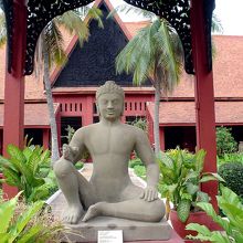 アンコールトムでライ王のテラスにあるのはレプリカ。コレ本物。