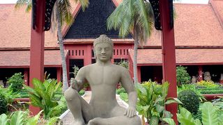 アンコール遺跡の至宝が並ぶ国立博物館