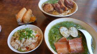 綺麗な海の前で