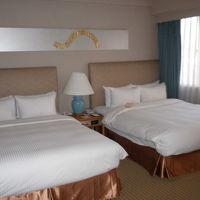 ベッドもダブルベッドを2つ置いてもまだまだスペースあります。