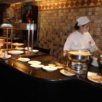 朝食ブッフェでは目の前で目玉焼きを焼いてくれます。