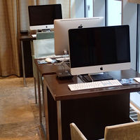 入り口そばにあるパソコン（Mac）。