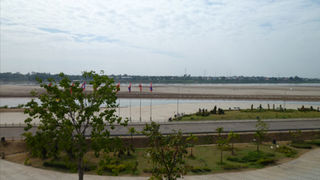 昼は遊歩道、夜はナイトマーケット