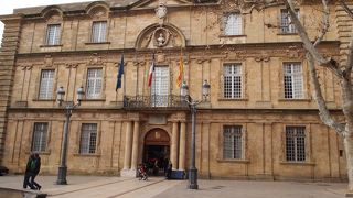 ルネッサンス様式のクリーム色の市庁舎