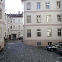 建物はこの中庭？を囲んで建っています。