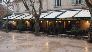 カフェの前はペタンク場