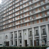 大通りに面したホテル外観