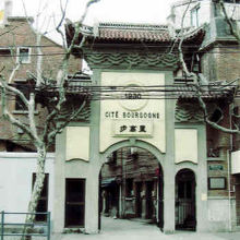 立派な石庫門です。